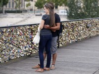 Dragostea distruge podurile din Paris. Campanie online impotriva lacatelor-simbol pe care cuplurile le lasa in urma