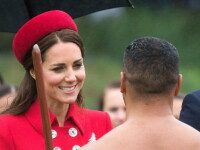 Kate Middleton, intampinata de un luptator Maori, aproape gol, in vizita din Noua Zeelanda