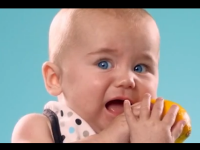 Viralul saptamanii. Imagini adorabile cu chipurile unor copii care gusta lamaie pentru prima data