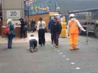 Scena ciudata in Londra. O femeie a plimbat un barbat in lesa, ca pe un caine, prin centrul orasului. VIDEO