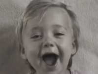 Un tata din Olanda a realizat un videoclip, in care se vede cum fiica lui se transforma din bebelus in adolescenta