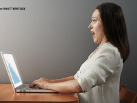 femeie ingrozita in fata unui computer