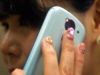 Noua inventie a japonezilor. Unghiile false care stralucesc atunci cand ating un smartphone