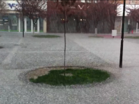 Ploaie cu gheata in Petrosani, in plina primavara. Orasul a fost acoperit de grindina in doar cateva secunde. VIDEO