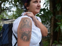 Sri Lanka deporteaza o turista britanica din cauza unui tatuaj. Desenul de pe bratul femeii