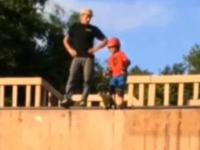 Momentul socant in care un tata isi impinge fiul de 6 ani pe o rampa de skateboarding
