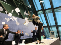 Presedintele BCE a fost atacat in direct de o tanara care a cerut 