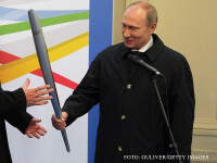 Vladimir Putin cu torta olimpica in mana FOTO GETTY IMAGES
