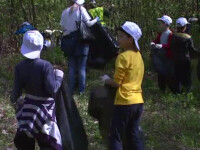 copiii curata gunoaiele din padurea Baneasa