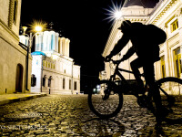 biciclist care urca noaptea pe Dealul Mitropoliei din Capitala