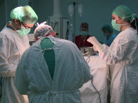 Premiera in Romania: medicii au facut prima operatie pe creier cu o pacienta treaza. Ce a facut femeia in timpul interventiei