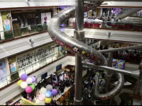 Tobogan gigantic, intr-un mall din Shanghai, prin care clientii ajung in doar 16 secunde la parter: 