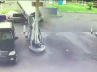 Momentul in care o dubita spulbera un panou, plonjeaza peste o masina si se opreste intr-o benzinarie. Cum a iesit soferul