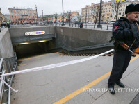 politist care pazeste metroul din Sankt Petersburg