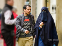 femeie cu val islamic niqab in Praga