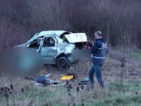 O depășire la limită a provocat moartea a doi oameni, în Cluj. Șoferul vinovat a fugit de la fața locului