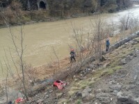 Maşină cu 3 persoane, căzută în Olt, în Vâlcea: fetiţă de 13 ani, salvată, părinţii ei, dispăruți