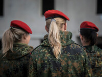 Femei militar