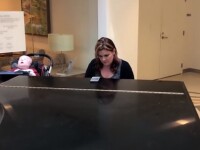 Momentul emoționant în care o mama îi cântă la pian fiului aflat pe moarte. VIDEO