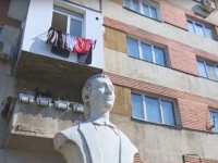 Statuie a lui Eminescu, în curtea unui bloc din Craiova