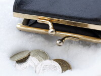 Portofel cu bani găsit pe pârtie după topirea zăpezii. Proprietarul, un turist ce-l pierduse în februarie