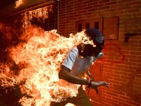 Poza cu un om în flăcări în Venezuela, câştigătoarea World Press Photo 2018