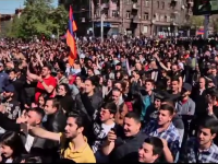 Zeci de răniți, în Armenia. Mii de oameni au protestat față de fostul președinte