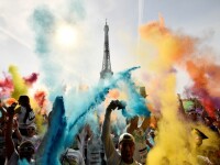 Bătaie cu pudră colorată, la Turnul Eiffel din Paris