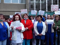 Zeci de angajați din Sănătate au protestat, miercuri, revoltaţi de scăderea salariilor