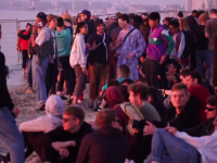 Mii de tineri au admirat răsăritul la Mamaia, după o noapte de petrecere: ”E minunat”