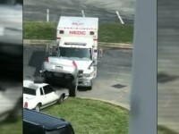 A plecat la plimbare cu o ambulanță furată și a lovit mai multe mașini parcate