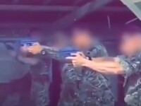 Soldați britanici, filmați împușcând posterul unui important lider