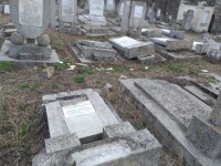Zeci de morminte funerare dintr-un cimitir evreiesc au fost vandalizate