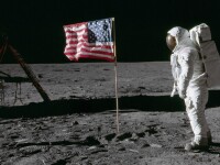 Motivul pentru care NASA va trimite o misiune după sacii de gunoi lăsaţi pe Lună