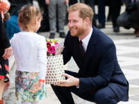 Prințul Harry a primit un buchet de flori de la o fetiță, la un eveniment caritabil din Londra