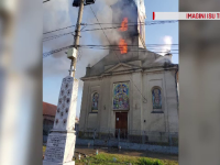 O biserică veche de peste 130 de ani a luat foc