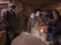 Momentul în care un sarcofag egiptean, vechi de 2500 de ani, este deschis LIVE la TV
