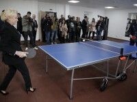 Viorica Dancila joaca ping pong