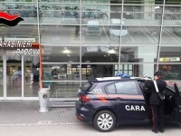 Un român din Italia prins la furat în magazin i-a atacat pe paznici. Pedeapsa primită