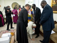 Papa Francisc săruta picioarele unor lideri sudanezi (4) - 3