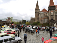 Mașini de epocă expuse în curtea Castelului Corvinilor din Hunedoara