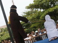 O femeie din Indonezia a fost biciuită în public în timp ce mulțimea asista încântată și făcea poze - 1