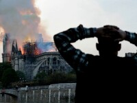 Momentul în care oamenii devastați de incendiul de la Notre Dame încep să cânte imnuri - 5