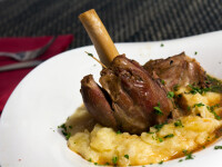 Rețetă inedită de Paște: Pulpă de miel cu mămăligă cremoasă