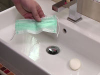 Măștile chirurgicale ar putea fi refolosite. Cum se dezinfectează corect