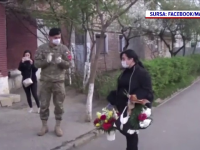 Gest emoționant pentru asistenta din Galați umilită de vecini. Militarii au așteptat-o cu flori acasă