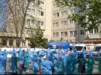 Cadrele medicale de la Spitalul Victor Babeș din Craiova au încins o horă în curte