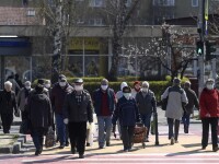 Persoane varstnice traverseaza o strada din Brasov, in intervalul 11-13, joi, 9 aprilie 2020