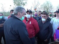 Marcel Vela, luat la întrebări de românii blocați în vama Nădlac