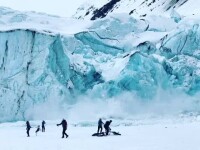 Momentul în care peretele unui ghețar din Alaska s-a prăbușit cu un zgomot infernal